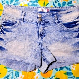 No Boundaries light washed denim jean shorts.